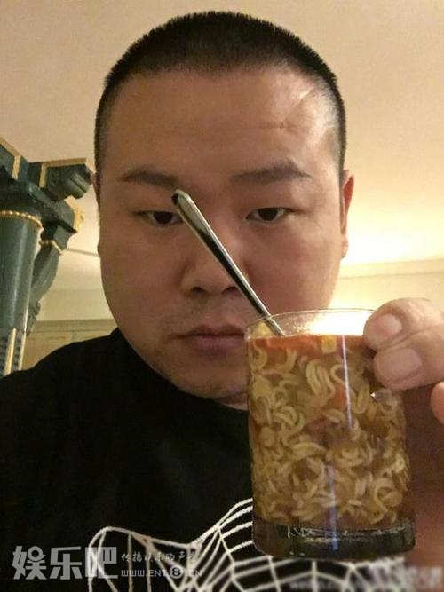 岳云鹏用水杯泡面
