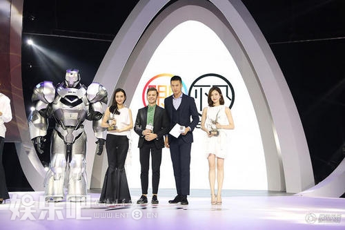 江疏影获封“时尚突破艺人” 再现美腿杀