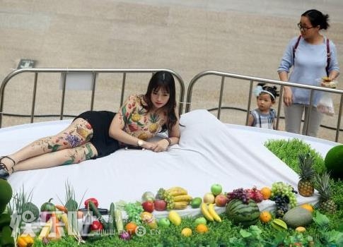 东莞美女人体盛宴 又现“行为艺术”？ 无下限宣传吸睛