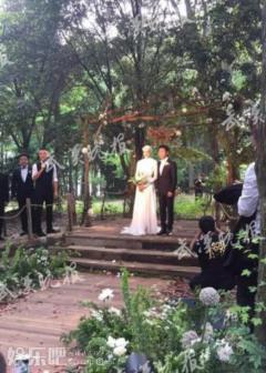 撒贝宁在武汉东湖梅园举行婚礼 温情示爱李白