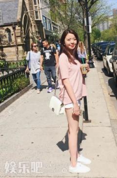 夏天来了!王中磊女儿穿热裤秀纤细大长腿