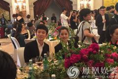 董子健获挚爱男演员奖 与欧阳娜娜同桌热聊