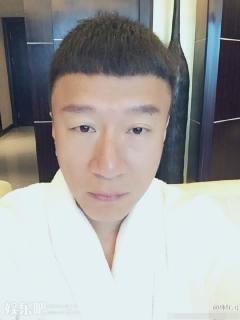孙红雷晒起床照眼神呆滞 小眼睛的他竟是双眼皮(图)