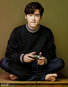 李易峰兰博基尼凌晨三点撞桥墩 临时牌照已过期