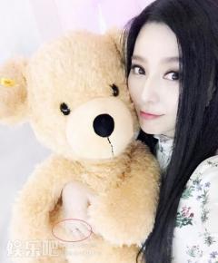 范冰冰抱大熊公仔甜笑,无名指的戒指亮了(图)