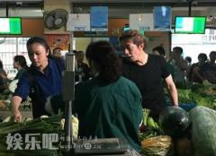 女神接地气!网曝汤唯与李咏结伴逛菜市场