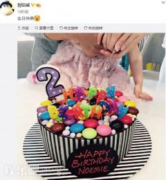 刘恺威杨幂紧握女儿小手切蛋糕 力破离婚传闻