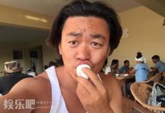 王宝强印度过生日 妈妈来电:祝你永远十八岁