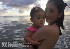贾静雯抱女儿海边玩耍 穿比基尼秀美背获赞