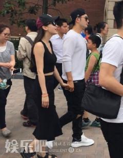 黄晓明Angelababy手拉手游迪士尼 恩爱羡煞旁人