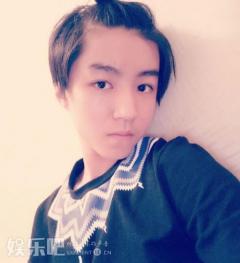王俊凯晒自拍梳个“朝天揪”,这个造型好别致!(图)
