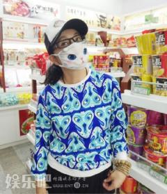 刘晓庆坐火车赶演出 吃烤鸭大快朵颐(图)