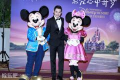 严屹宽亮相迪士尼红毯 酒窝似米老鼠