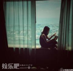 文艺女青年!黄磊女儿坐飘窗看书 时间仿佛静止了