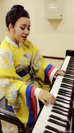 化妆间玩穿越!61岁刘晓庆穿戏服弹钢琴