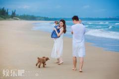 甘薇晒一家四口海边漫步照 夫妇各抱一个女儿(图)