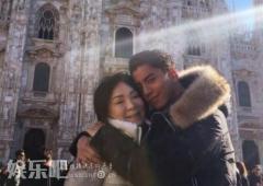王大陆带妈赴米兰看秀 玩游戏呆萌获封“王天真”