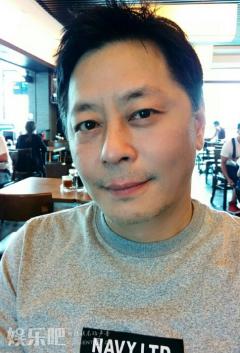 他曾红极一时,被下毒毁嗓子,如今54岁变这样(图)