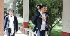 李亚鹏父女三人做公益 李嫣高原反应仍坚持