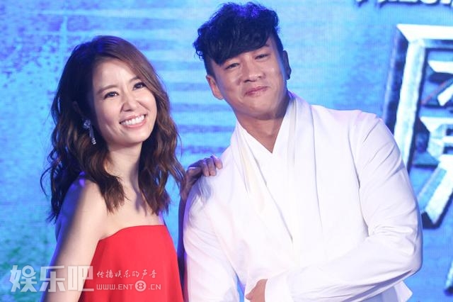林心如、何润东拍照