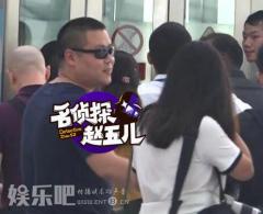 岳云鹏轻装简从现身机场 与女粉丝热聊显亲和