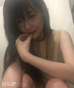 雪莉再晒素颜自拍 姿势尴尬引人遐想