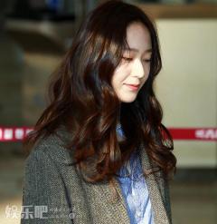 Krystal低调现身机场 简约look干练十足
