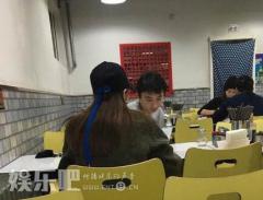 王思聪携女友现身平价餐馆 不过表情怎么这样?