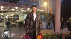 黄晓明正式升级当爸爸 笑送记者老婆饼