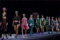 ������ǰ����ANNA SUIһ���֤SS19����